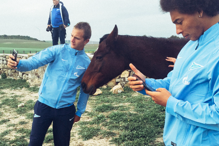 
10 февраля, Херес, Испания. Утром — одна тренировка, после которой едем на корриду. Точнее, на ферму, где готовят быков. Быки страшные, к ним лучше и не подходить, а вот лошади вполне себе ничего. Кришито делает селфи и его примеру постепенно следуют еще 30 человек.