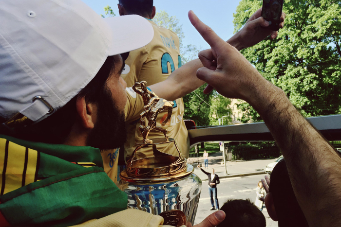 30 мая, Санкт-Петербург.Последний выезд сезона — на золотом автобусе по центру города. Главные враги чемпионов — троллейбусные провода и дорожные знаки. Выходим на «Петровском». За спиной — 320 дней и 58 матчей, впереди — три недели отпуска и все по новой. И так каждый год.