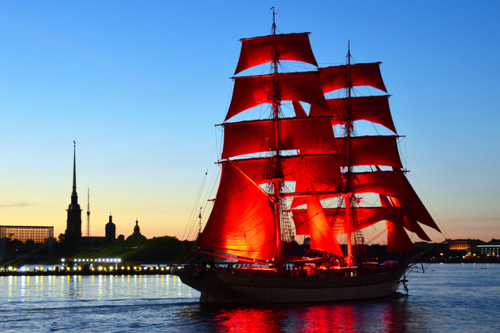 «Алые паруса» в черно-белых газетах: как менялось отношение к празднику в прессе