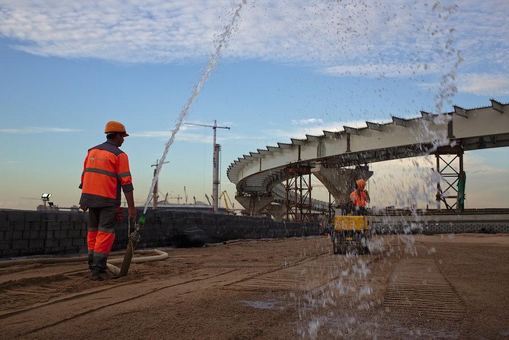 Большинство пролетных конструкций на этом участке уже смонтированы на опоры