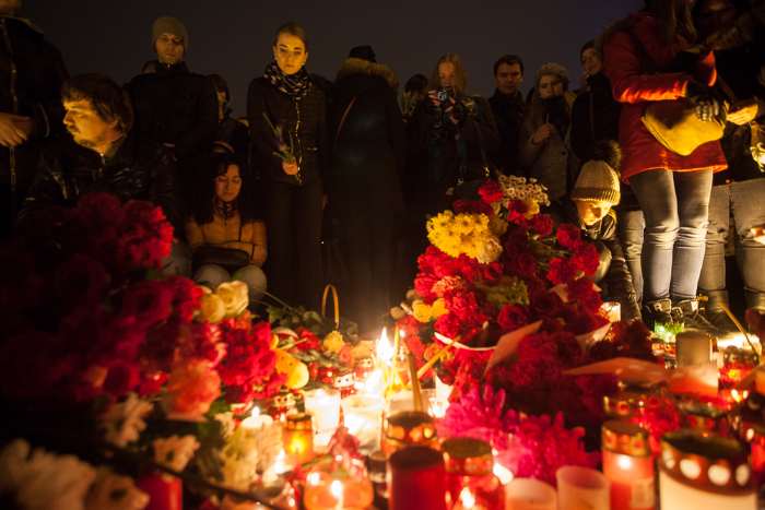 Свечи, игрушки и 224 воздушных шара: фоторепортаж с траурной акции на Дворцовой площади, куда пришли тысячи петербуржцев