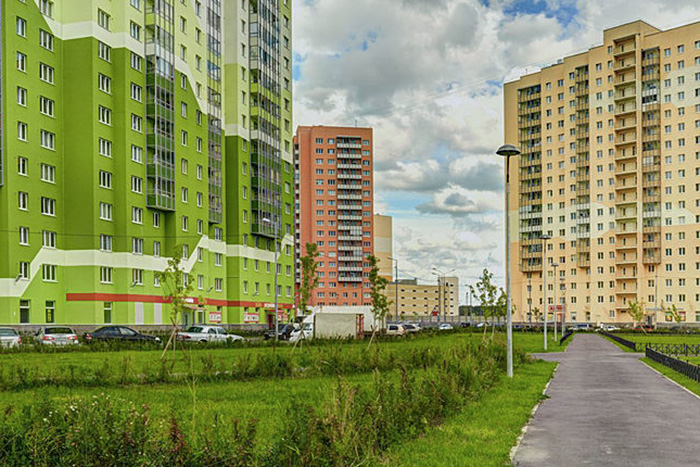 Что жильцы, полиция и управляющая компания говорят о проблемах ЖК «Новая Охта». Варламов писал, что из-за выпускников детдомов микрорайон превращается в гетто