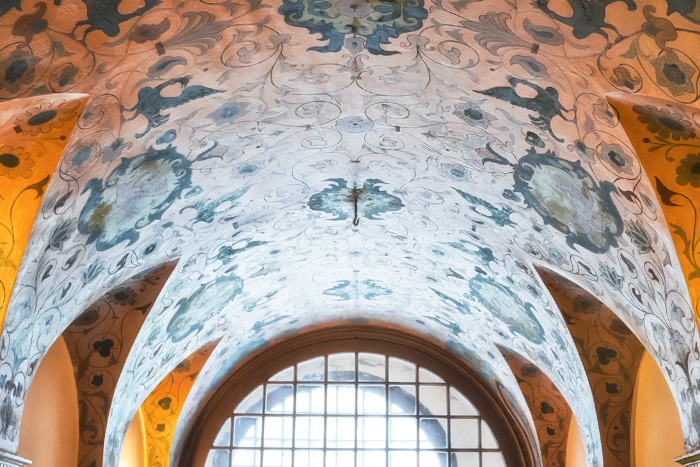 Варламов показал реставрацию в одном из домов Москвы. И сравнил это с Петербургом, где «витражи продают на Avito или выбрасывают»