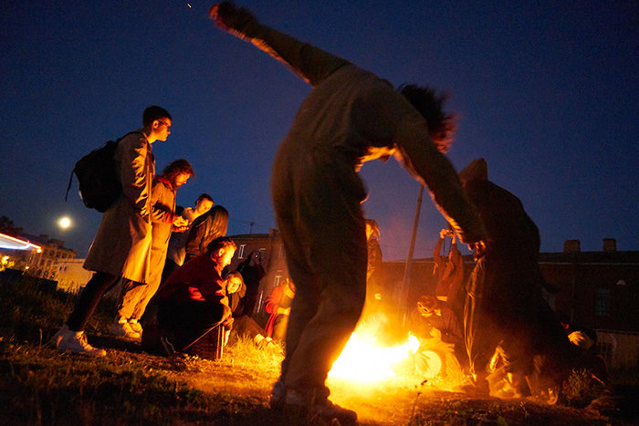 В этой коммуне больше 30 петербуржцев вместе живут, ведут быт и празднуют полнолуния. Вот фотоистория человека, прожившего там три месяца