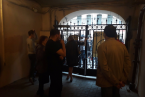 Полиция начала проверку после драки на улице Рубинштейна. Там произошел конфликт между сотрудниками бара и местными жителями