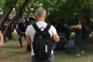 ОМОН применил дубинки на акции против сфабрикованных дел в Москве. Люди кричат «Позор»