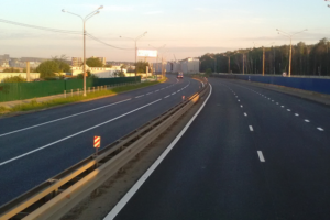 Проезд по трассе М-11 между Москвой и Петербургом будет стоить от 1300 рублей, пишут «Известия»