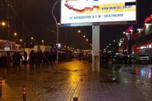 Бывшие сотрудники Spar и «Семьи» пришли в ТК «Дунай» за зарплатой, но так и не получили деньги. На место вызвали ОМОН