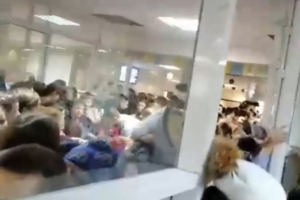 В школе в Приморском районе образовалась давка при эвакуации. Родители сообщают, что несколько детей получили травмы