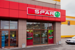 Почему в Петербурге закрываются «Народная семья» и Spar? И что известно о распродажах?