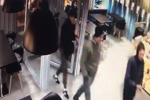 Избившие 18-летнюю петербурженку на Лиговском могут быть сторонниками националистов. Они напали на девушек из-за внешнего вида, называя лесбиянками