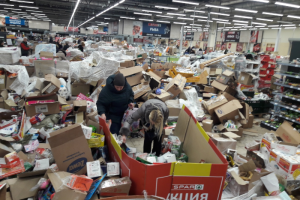 В Пушкинском районе до сих пор работает магазин Spar — там товары разбросаны по полу. Посмотрите, как это выглядит