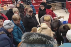 В магазине Spar в Невском районе распродают последние товары — там покупатели борются из-за стирального порошка и моющих средств