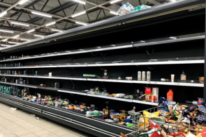 В Веселом Поселке всё еще работает Spar. Пустые полки, разбросанные по полу продукты и очереди — в одном видео