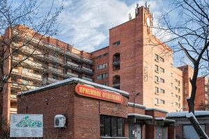 Петербурженку пытаются вернуть в коронавирусный карантин, из которого она сбежала — уже привлекли полицию и суд. Что об этом известно