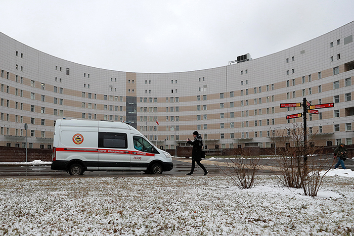 ST PETERSBURG, RUSSIA - MARCH 16, 2020: An ambulance car at Botkin Infectious Diseases Hospital. More than 230 people (including 11 foreign nationals) who have recently arrived from coronavirus-affected countries have been admitted to the hospital with a suspected novel coronavirus infection (COVID-19). Botkin Infectious Diseases Hospital is one of the two hospitals in St Petersburg to which people suspected of being infected with the novel coronavirus are taken. As of 16 March 2020, Russia has confirmed more than 70 cases of the novel coronavirus (COVID-19), with 6 cases in St Petersburg. Peter Kovalev/TASS
Россия. Санкт-Петербург. Машина скорой помощи на территории ГБУЗ "Клиническая инфекционная больница им. С.П.Боткина". На 16 марта в больнице находятся 238 пациентов с подозрением на коронавирус, из них 11 иностранцы. Петр Ковалев/ТАСС