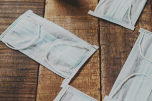 В Ленобласти начали раздавать бесплатные маски. Их можно получить на остановках, рядом с супермаркетами и больницами