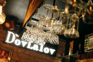 В бар на Рубинштейна вечером в субботу приехала полиция. Местные жители жаловались, что заведение работает во время пандемии