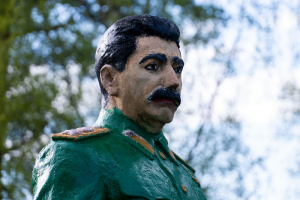 «Мировая столица трезвости с коммунистическим привкусом». Варламов написал про Вырицу, где есть общество трезвенников и памятник Сталину