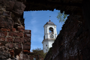 «Из современного здесь только машины да вывески»: Варламов снова посетил Выборг — и похвалил некоторые решения о сохранении зданий. Но не все