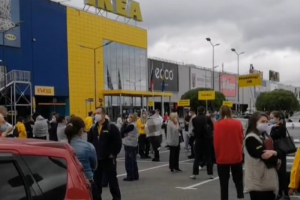 Посетителей «Мега Парнас» эвакуируют, сообщили очевидцы. У ТЦ образовалась пробка