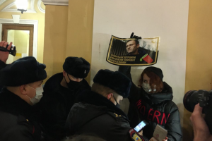 Госдума приняла поправки в закон о митингах. Власти могут отменить мероприятие в день проведения, а массовые пикеты приравниваются к митингу