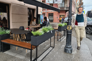 В Смольном отчитались, что убрали восемь незаконных террас с Рубинштейна. Местные жители продолжают жаловаться на занятые тротуары