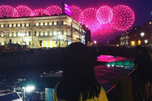 В Петербурге запустили салют в честь «Алых парусов». Смотрите фото и видео