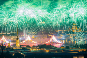 Салют с телебашни и бриг «Россия» в акватории Невы. Три фото с «Алых парусов»