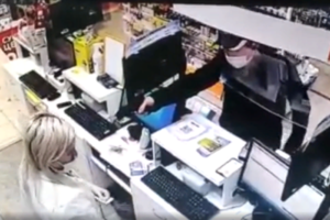 Сотрудника транспортной полиции задержали по делу о налете на аптеку в Петербурге. Подозреваемый заявил, что на преступление его толкнули «большие долги»