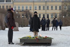Цветы у вечного огня на Марсовом поле и задержания у Гостиного двора. Как проходит акция «за мир» в Петербурге