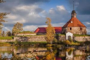 В Приозерске можно погулять по крепости Корела. В XIX веке там держали декабристов, а сейчас в ней музей