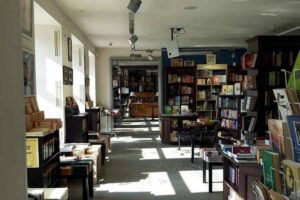 Знаменитая «Лавка писателей» в Петербурге становится банкротом. Что об этом известно