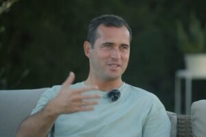 Легендарный футболист «Зенита» и сборной России Александр Кержаков высказался против войны в Украине. Его поддержали в соцсетях