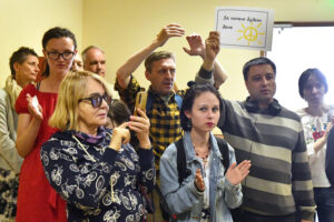 «К политическим относятся сложнее, чем к убийцам». Как за полтора года войны изменилась поддержка политзаключенных в Петербурге — в историях активистов