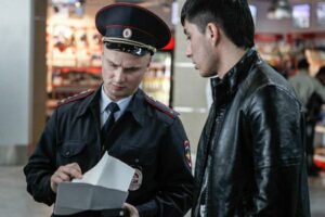 Выгоняют, избивают, увозят на фронт. Как российские власти обращаются с мигрантами во время войны — и при чем здесь выборы и мобилизация