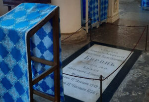 Ковер на надгробиях и церковная лавка на могиле Голицына. Экскурсовод рассказала, как изменилась Благовещенская церковь после передачи РПЦ