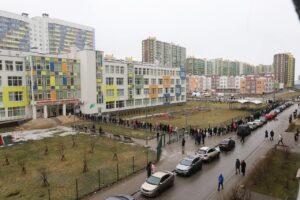 Год назад тысячи петербуржцев выразили несогласие с властями на акции «Полдень против Путина». Вот десять фото от читателей «Бумаги»