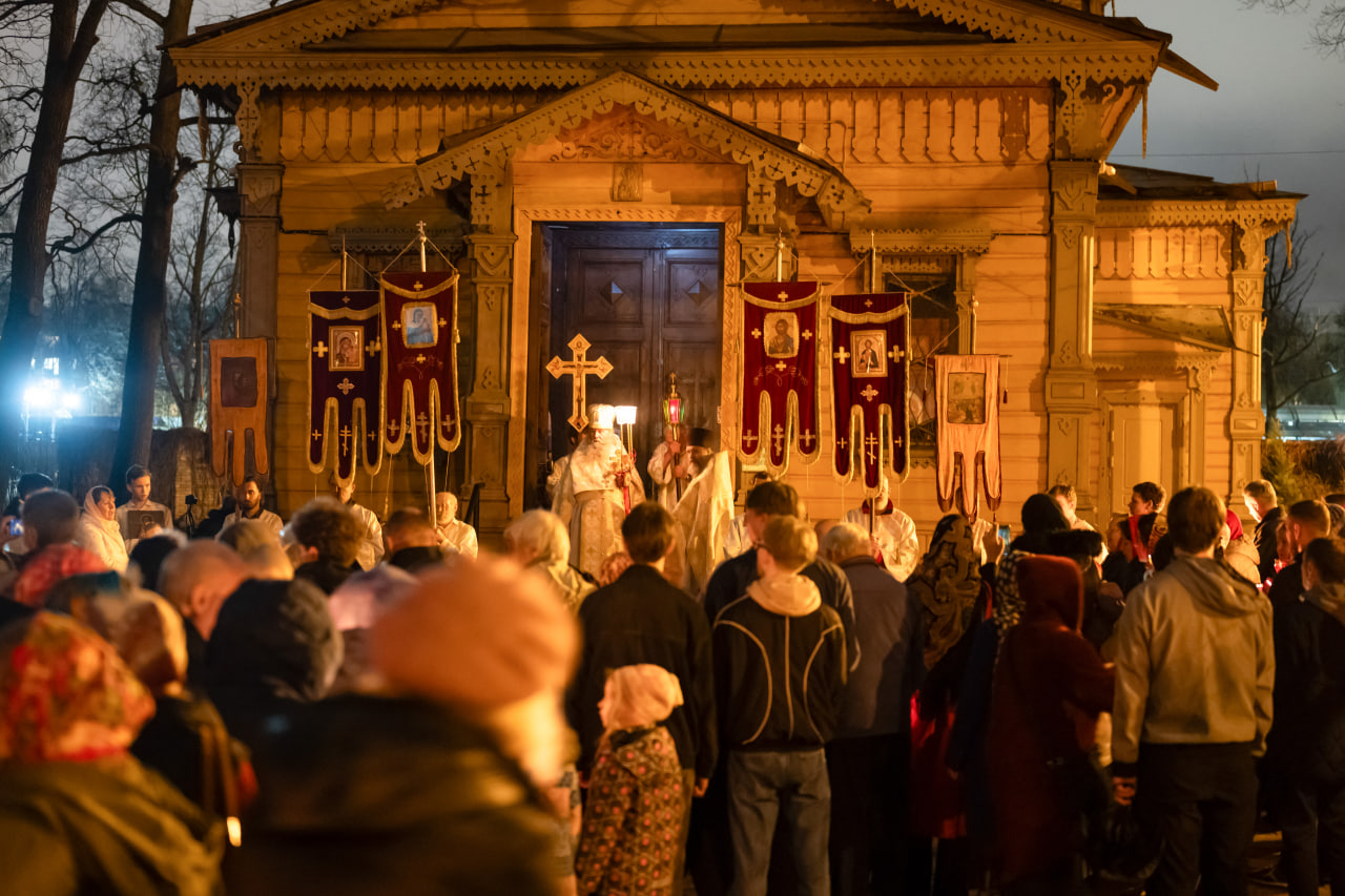 Пасхальная служба в церкви Пантелеимона Целителя на Фермском шоссе. Фото: «Бумага»