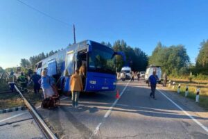 Автобус с паломниками столкнулся с поездом в Ленобласти. Одна женщина погибла на месте. Главное