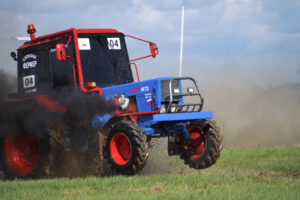 «Улыбаемся и кричим: “Тракторы!”» Как тысячи петербуржцев веселились на чемпионате по пахоте — где Билан порвал штаны, а губернатора кормили гигантской яичницей
