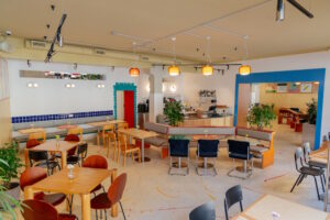 Что попробовать в новых ресторанах и барах Петербурга? Вагю в «Англетере», сыровяленая корюшка в новых банях и сосиски в тесте от известного кондитера