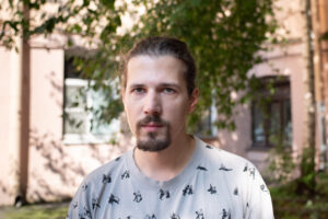 «Я — актуальное радио». История уличного музыканта Глеба: он поет мемы, Нойза, Шамана и не признает цензуру