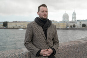 Творческий вольнодумец в лагерном стройотряде. История Славы Малахова — он потерял отца-военного, придумывал хохмы на дореволюционный лад и отсидел за «дискредитацию»