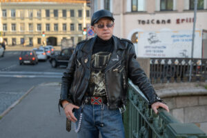 «Кровосток» дома. Видели кассира, которого всё радует? Его жизнь правда напоминает треки Шило, на которого он похож: от лютой жести до хеппи-энда за кассой