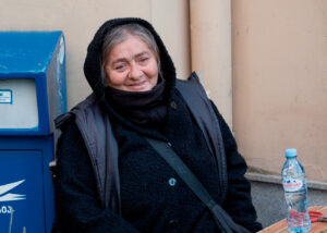 Помните цветочницу Нато с площади Свободы? Она очень рада вашим добрым комментариям!