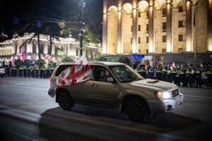 Протестующим не удается перекрыть проспект Руставели пять дней. Полицейские охраняют его «живой стеной»