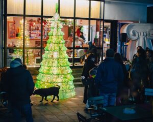 Сбор пластиковых бутылок для новогодней елки начало Cafe Mziuri. В этом году в них можно положить записки с желаниями