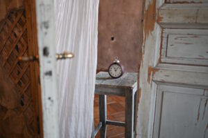 Квартиру Введенского с граффити обэриутов и другими артефактами открывают на три месяца. Как туда попасть