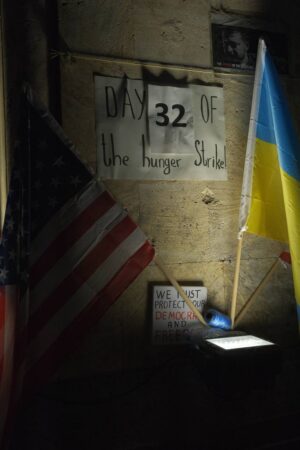 Оппозиционеры прекратили голодовку у парламента. Об этом попросил священник